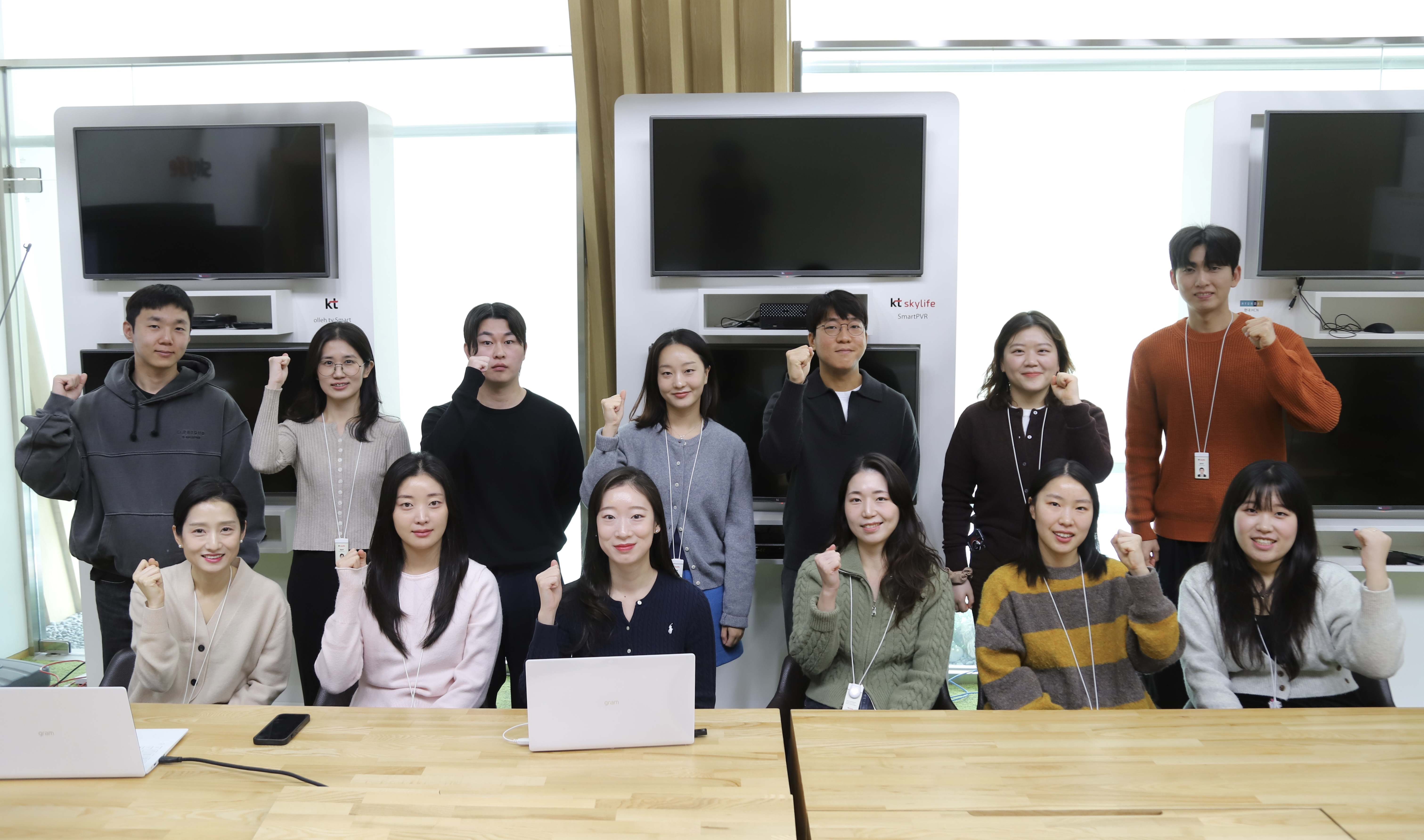 1._고객언어_개선_프로젝트팀_단체사진.jpg